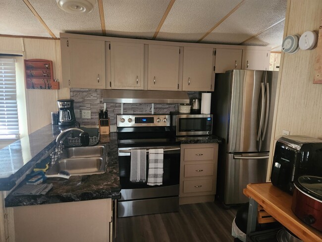 Building Photo - 2121 New Tampa Hwy