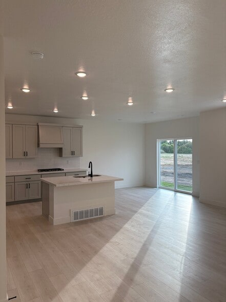 Building Photo - 2770 W Aurora Ave