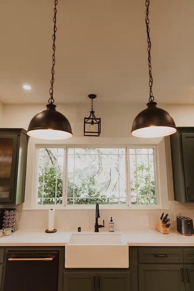 Building Photo - Beautiful and Bright Vintage Home – Fully Furnished ~ $1000 Move in Special!