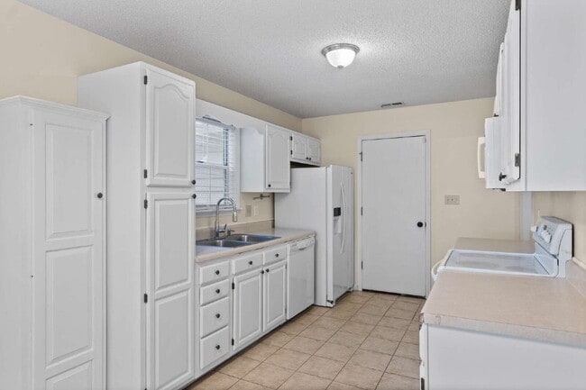 Building Photo - Spacious 4-Bedroom Home in a Prime Locatio...