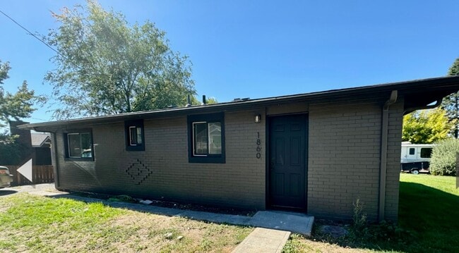 Building Photo - 2 Bed 1 Bath Duplex with Garage,