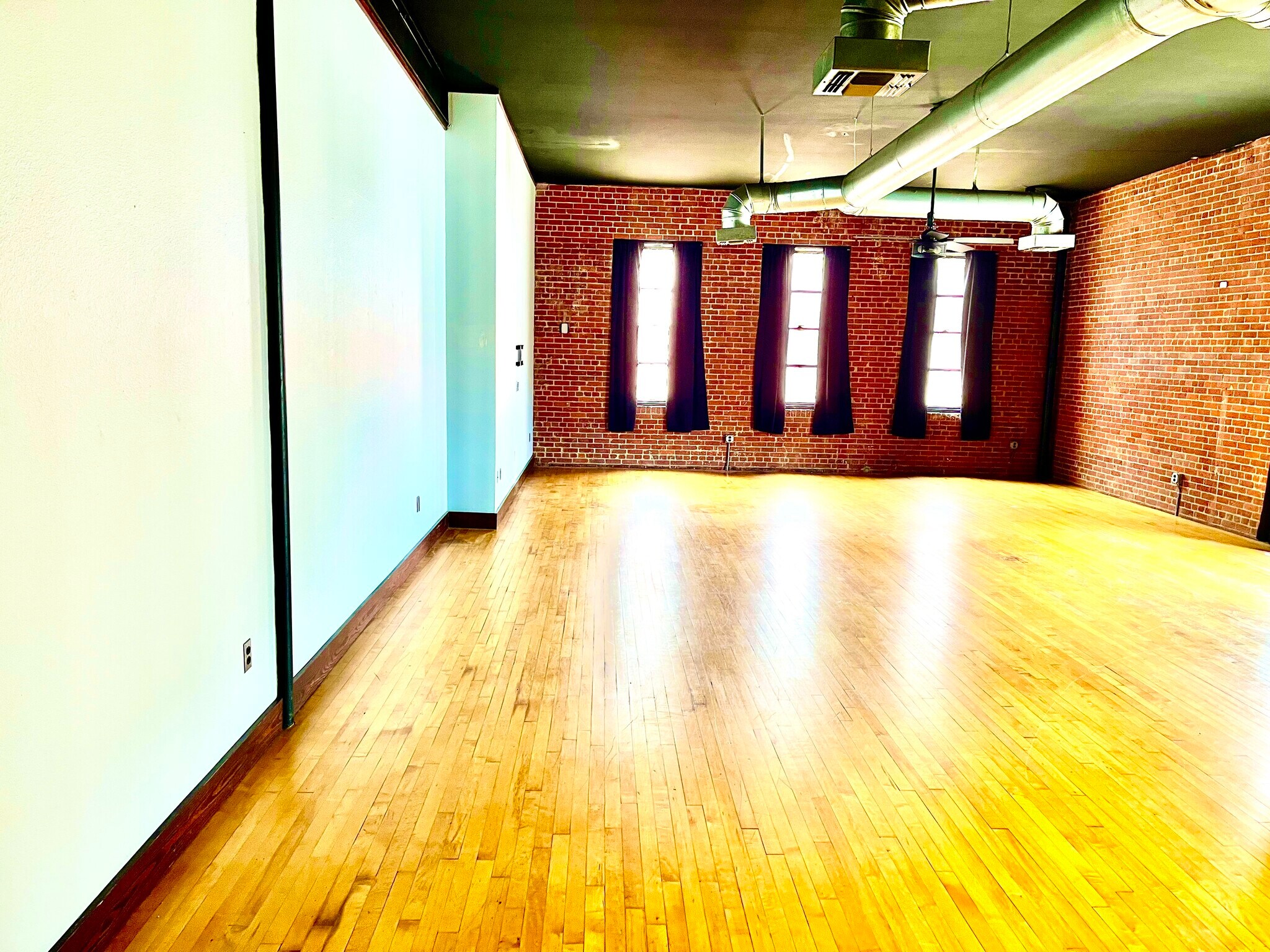 Building Photo - 115 E Tyler St