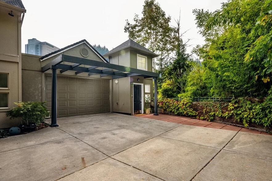 Building Photo - 852 SW Broadway Dr