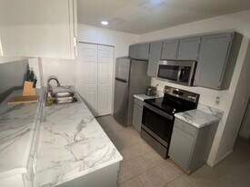 Building Photo - 2195 Timberwood Cir N