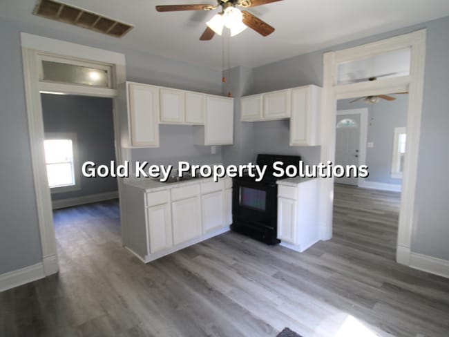 Building Photo - Nicely Updated 2 BR 1 BA House with New Fl...