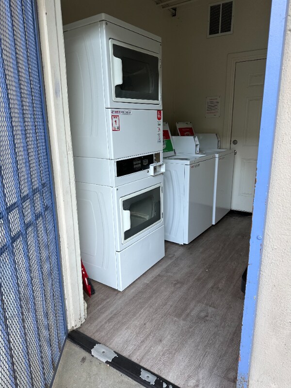 Building Photo - 897 Center St