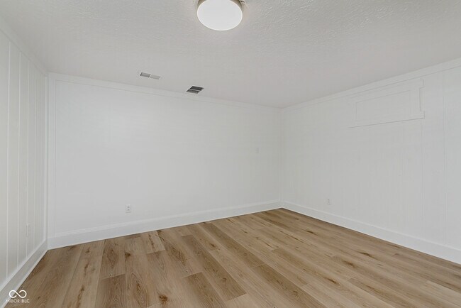 Building Photo - 3037 Golfview Dr