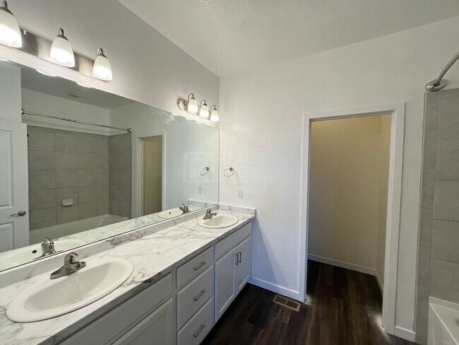 Building Photo - 811 E 98th-505