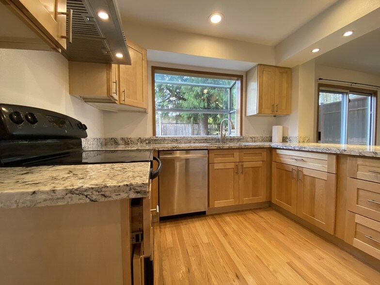 Building Photo - 648 S 32nd Pl