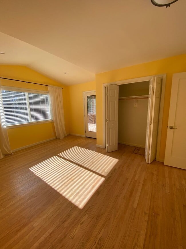 Building Photo - Bright & Cheery 2 Bedroom Home