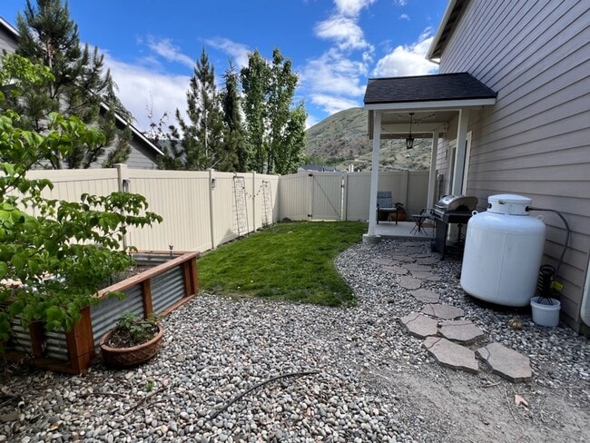 Building Photo - Beautifully constructed! 3 bed/2.5 bath ho...