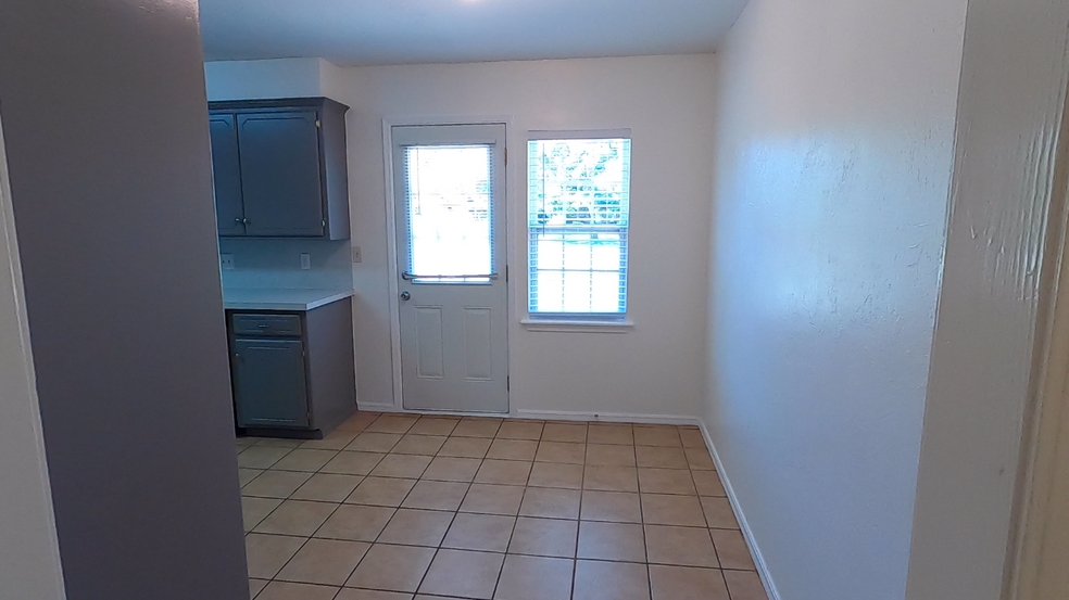 Dining room with door to back yard - 415 W Guthrie St