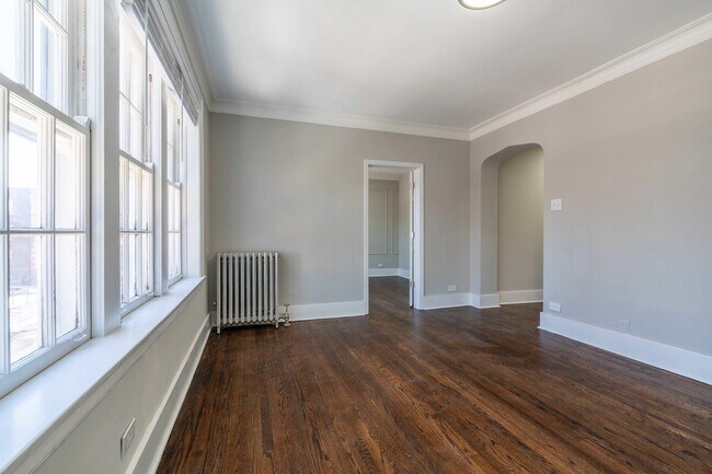 Building Photo - 7418 N Damen Ave