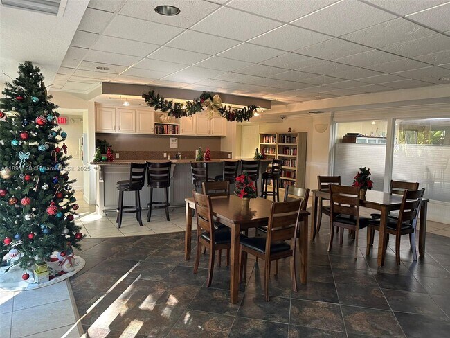 Building Photo - 151 NE 16th Ave