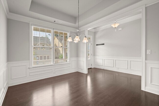 Building Photo - Townhouse - 4 Beds - 4 Bath