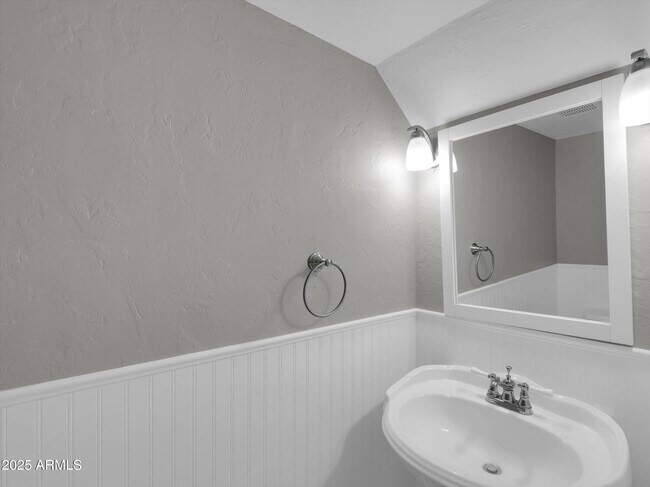 Building Photo - 8522 E Montebello Ave