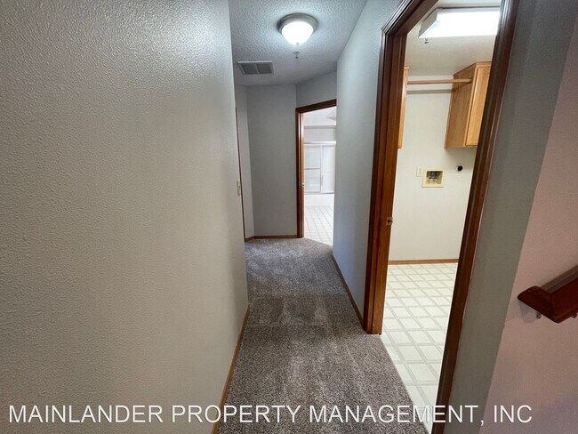 Building Photo - 3 br, 2.5 bath House - 2438 SOUTHSLOPE WAY