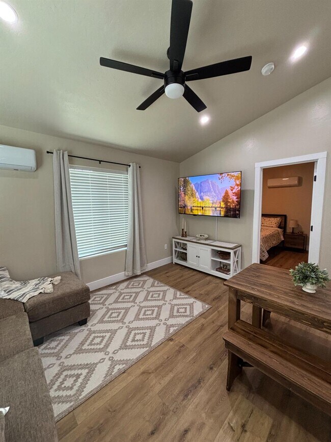 Building Photo - 5931 E Dayton Ave