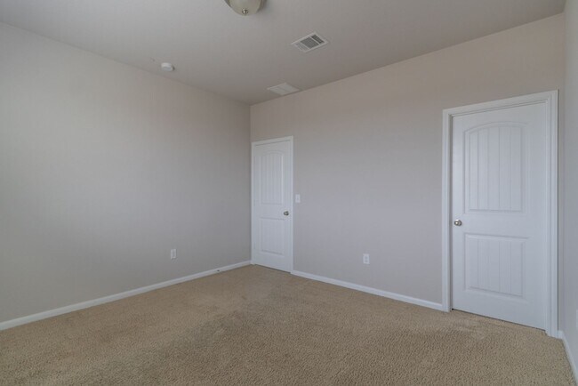 Building Photo - 2880 Donnell Dr