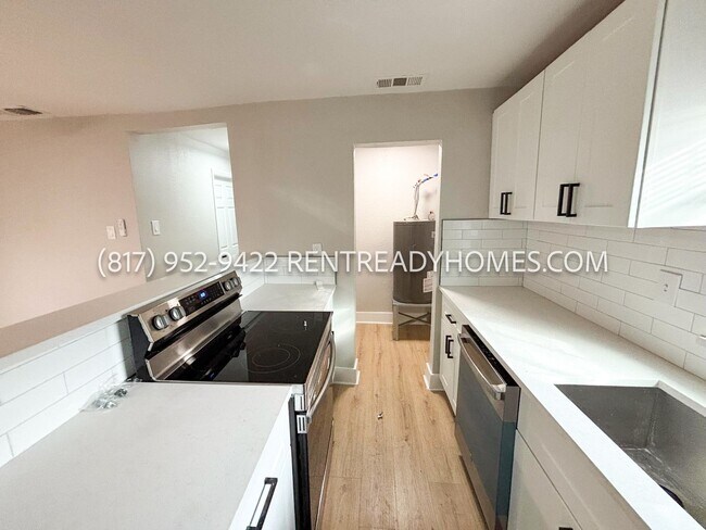 Building Photo - 404 Oak St