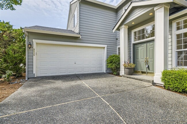 Building Photo - Spacious 4-Bedroom Home in Kenmore | Priva...