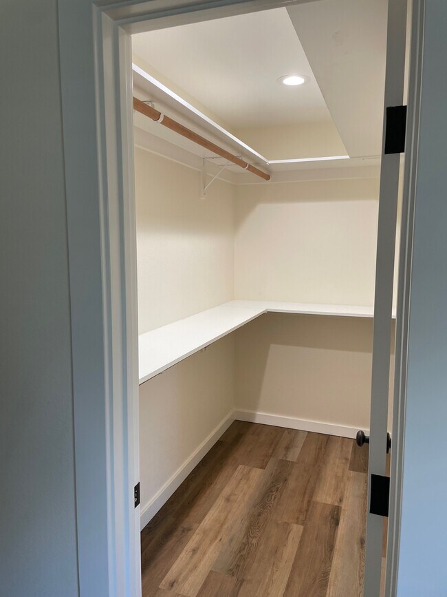 Building Photo - 350 Palm Ave