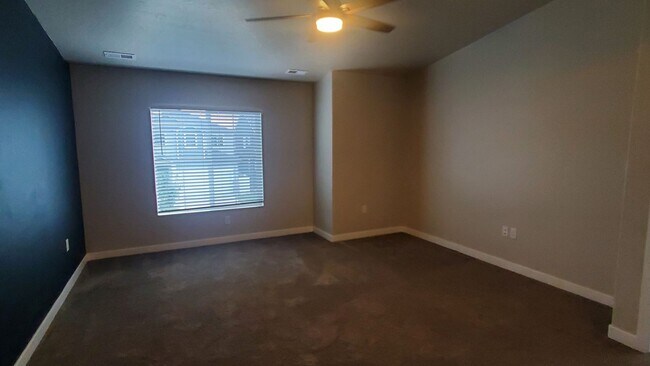 Building Photo - 3 Bed 2.5 Bath Townhome in Bluffdale