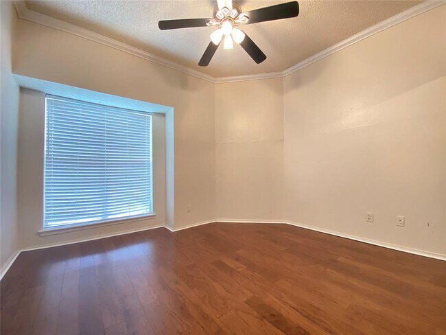 Building Photo - 921 Marine St