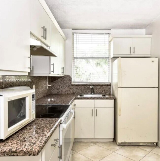 Building Photo - 1801 S Treasure Dr