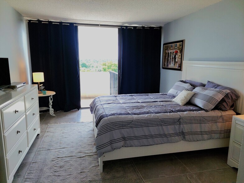 Building Photo - 1830 Embassy Dr