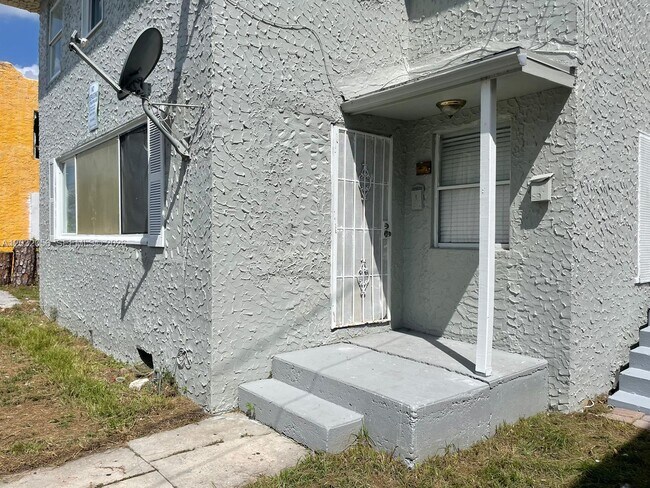 Building Photo - 817 4th St