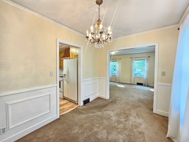 Building Photo - $2,100 - 3 Bed / 3 Bath Charming Home by G...