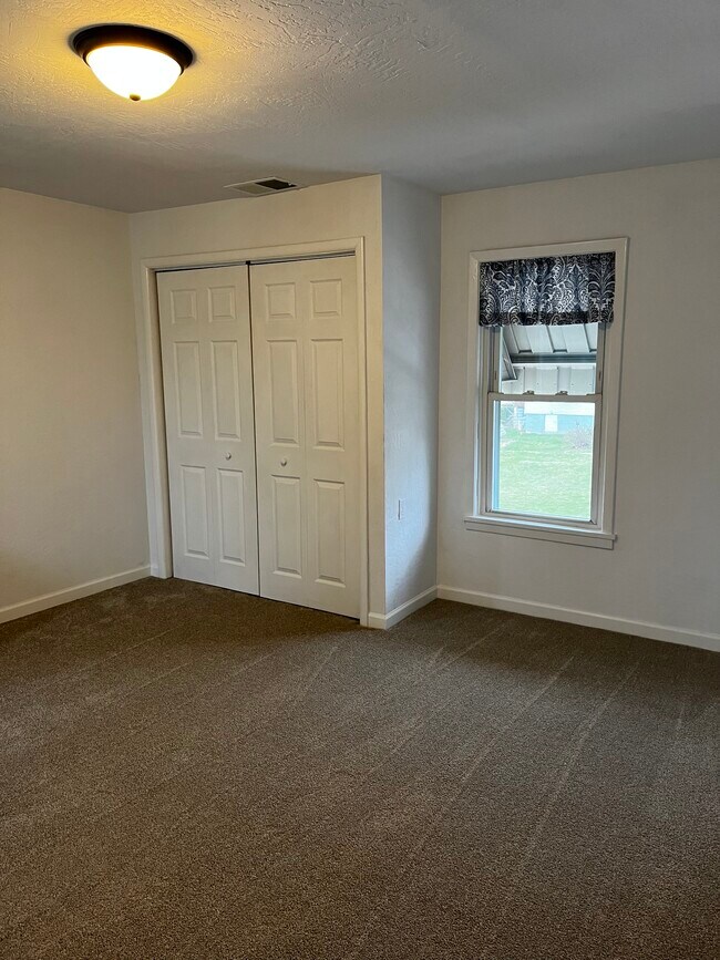 Building Photo - 201 Oak St