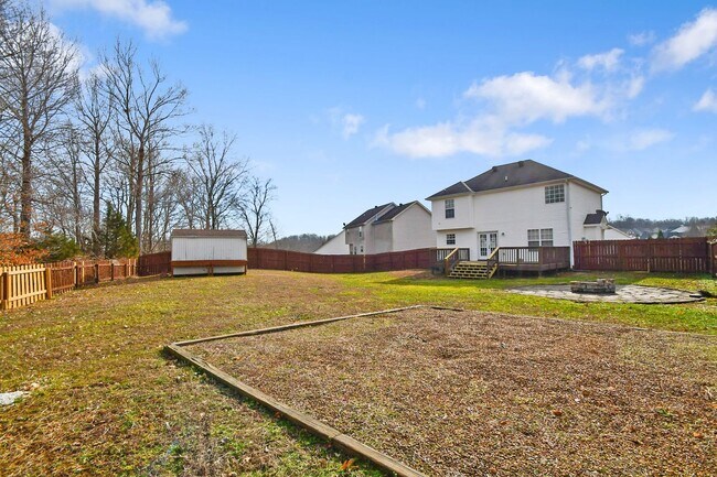 Building Photo - Pet Friendly Three Bedroom with Bonus!