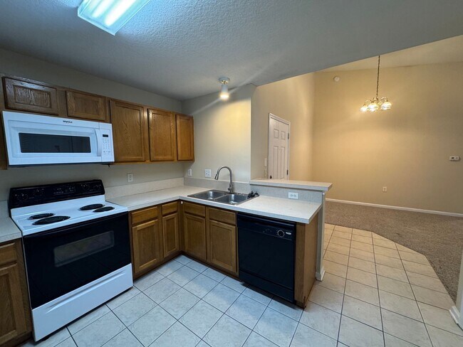 Building Photo - $500.00 Off 1st Month's Rent! Timber Run Condo