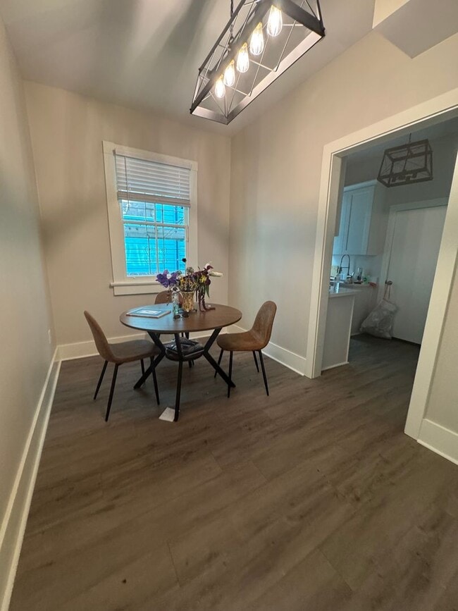 Building Photo - Renovated 2bed steps from Campus ! August 1 Lease