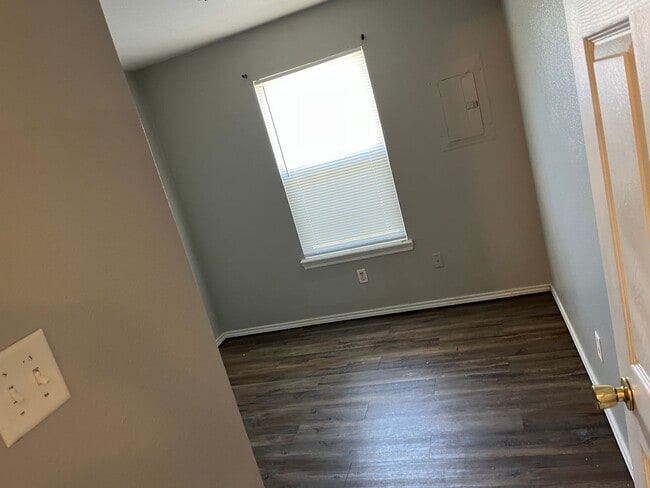 Building Photo - 3bed 2 bath covered parking fenced yard