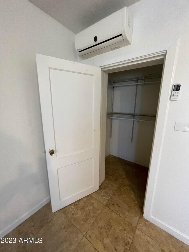 Building Photo - 1308 E Monroe St