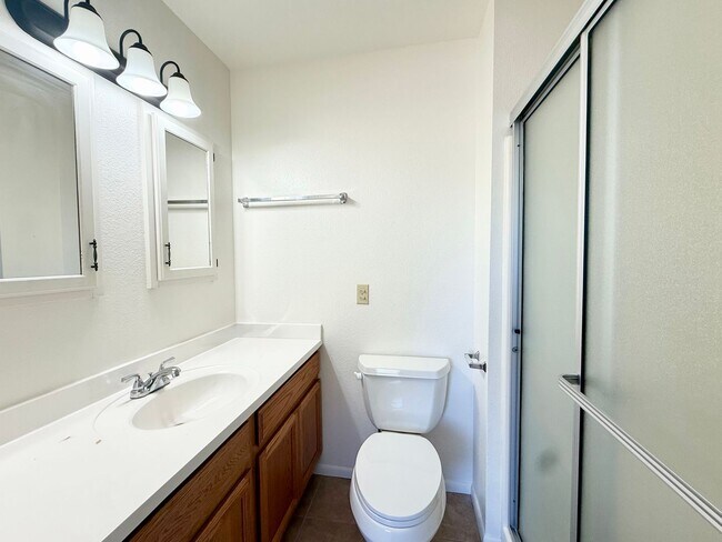 Building Photo - 2-bedroom, 2.5-bathroom condo close to downtown!