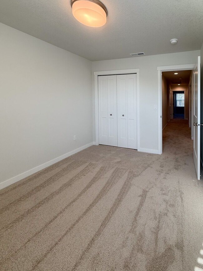 Building Photo - 352 SE Shetterly Dr
