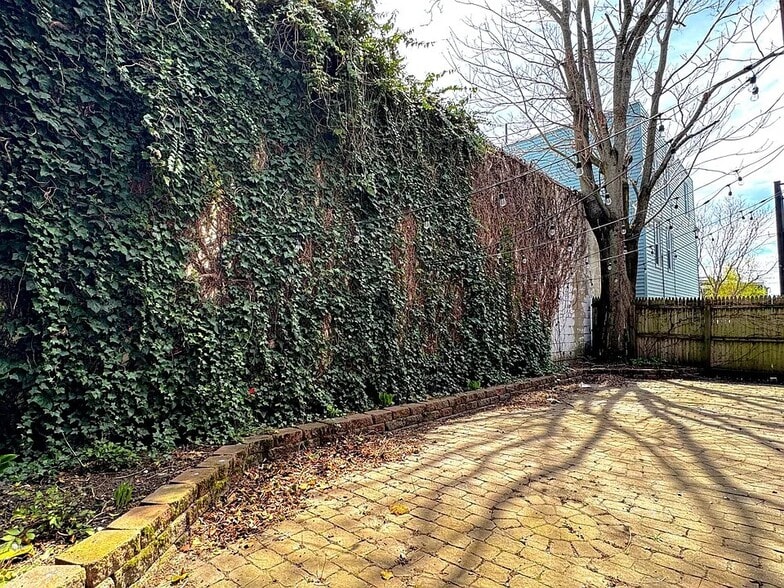 Outdoor Yard - 22 Pembroke St