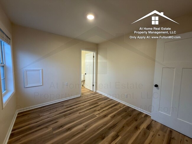 Building Photo - 703 W 7th St