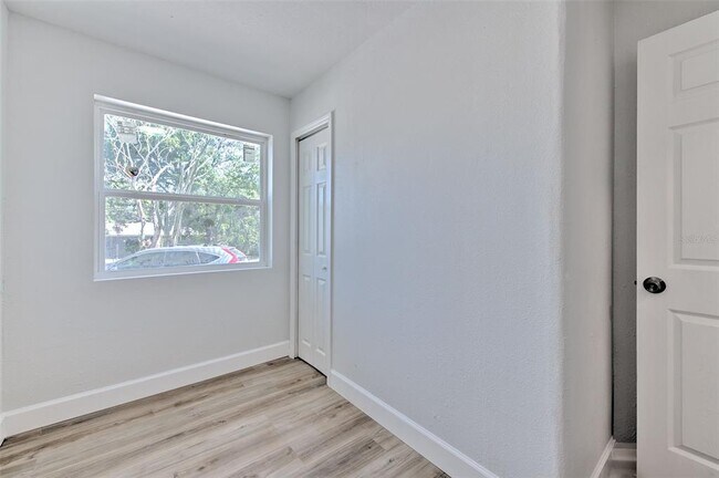 Building Photo - 2002 E Hanna Ave