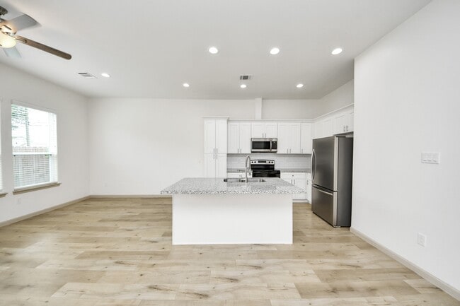 Building Photo - 2119 Esther Dr