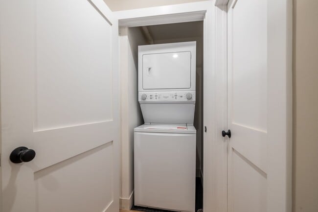 Building Photo - 1838 W Grand Ave