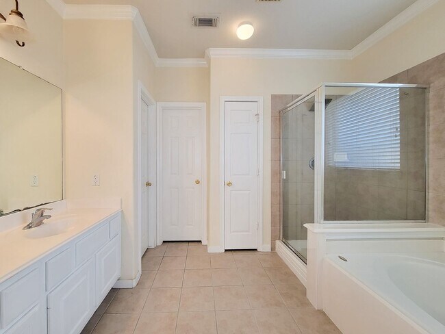 Building Photo - Fantastic looking 4 bedroom and 2 bathroom home in a great neighborhood nestled in the heart of S...