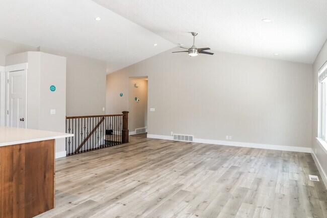 Building Photo - 1009 1050 W