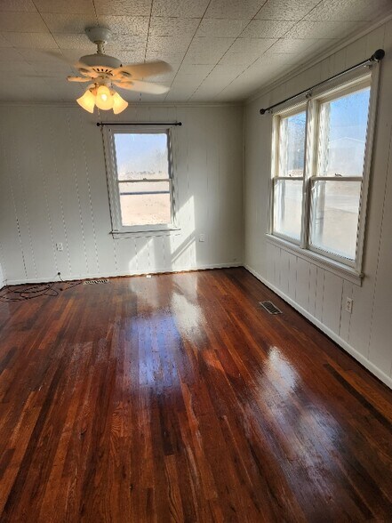 Building Photo - 300 Nipper St