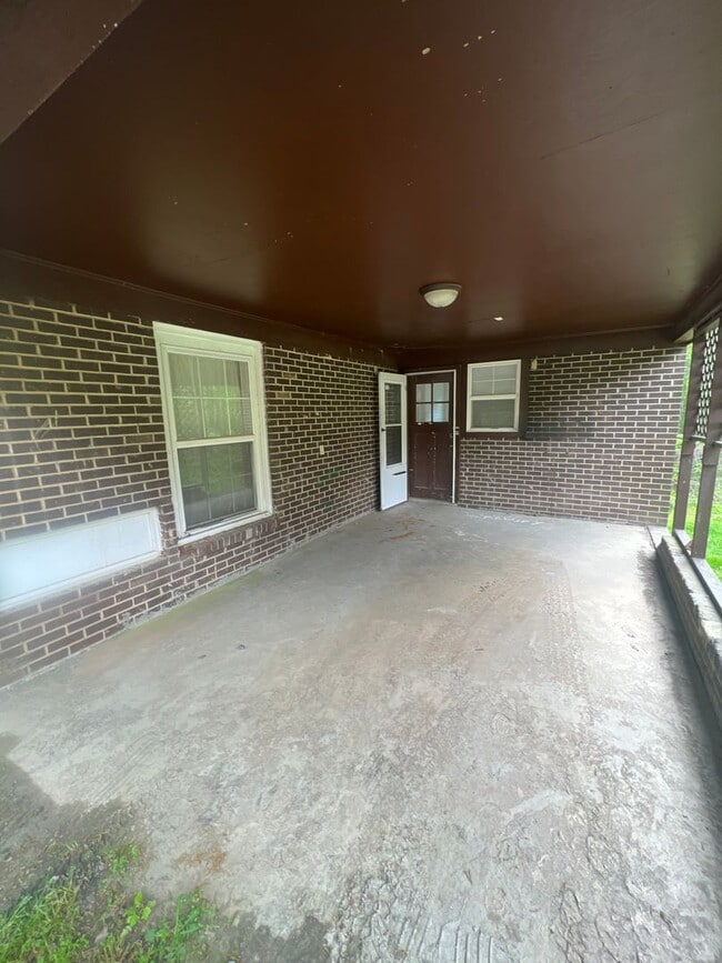 Building Photo - 3 Bed House! DEPOSIT-FREE Renting option thru OBLIGO! Deposit Alternative available.