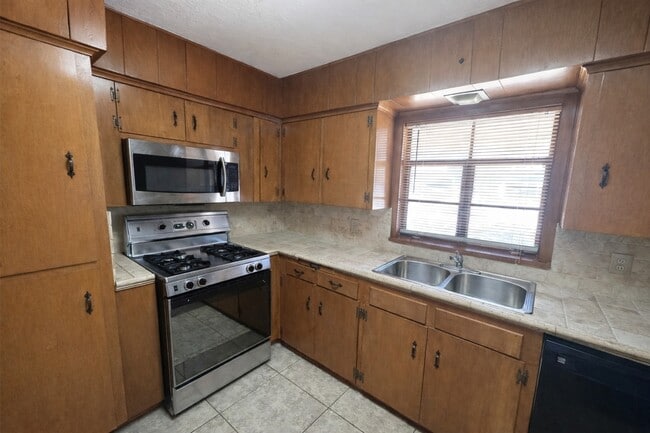 Building Photo - 903 Lamonte Ln